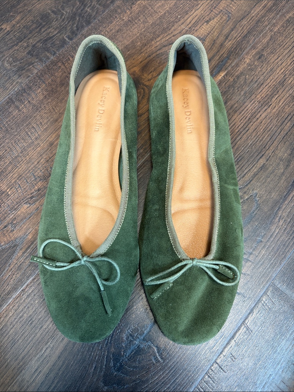 KACEY DEVLIN NWOT Women’s size EU 38 Olive flat slip on shoe with small bow